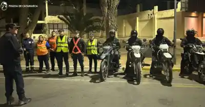 Lo esperaban en un control, aceleró y terminó incrustado contra el patrullero