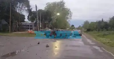 Chocaron dos autos en Melchor Romero: lo que encontraron adentro del Falcon complicó a todos