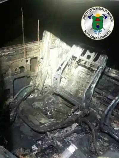 A las 5 de la mañana ardía un auto en la Ruta 129: qué pasó con quienes iban adentro