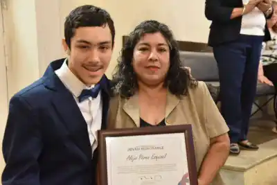 Un nadador correntino de 16 años fue distinguido en el Senado y ya tiene fecha para su próximo desafío