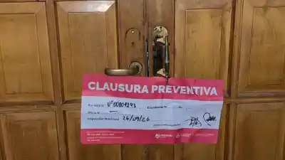 Clausuraron el salón horas antes de la boda y la ceremonia terminó en la vereda