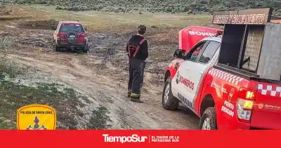 Un vehículo quedó atrapado en el barro a 20 km de Puerto Deseado y los bomberos tuvieron que usar un malacate