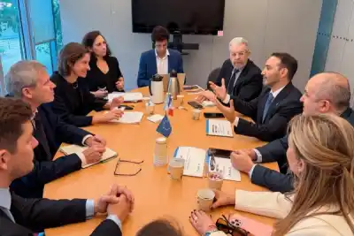 Corrientes se juega en París: qué proyectos presentó Valdés para industrializar la provincia