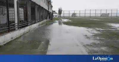 La lluvia frenó la pelota en los barrios: qué canchas se quedaron sin fútbol este sábado