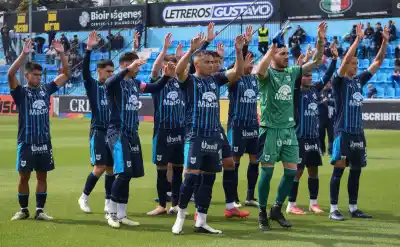 Ganaba con el gol de Cachi, pero Temperley lo dio vuelta y lo bajó del podio