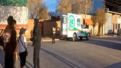 Iban sin casco en moto y al salir de un comercio terminaron chocando a una mujer