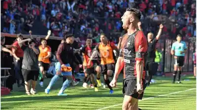 Colón dominó de punta a punta, pero el gol llegó de la forma menos pensada