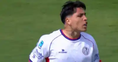 San Lorenzo perdía y la frustración explotó: Farías y Auzmendi se cruzaron a los insultos en plena cancha