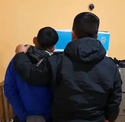 Lo abordaron cinco hombres con cuchillos en avenida Felipe Varela: uno terminó detenido