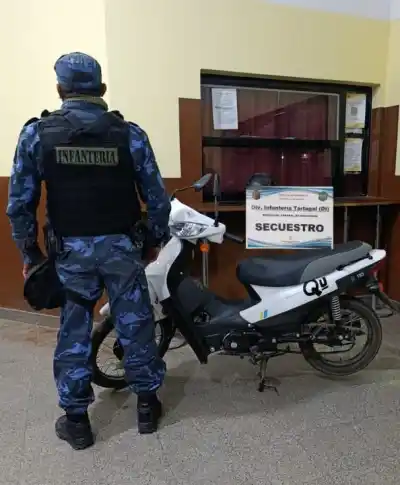Lo vieron salir del auto con una cartera en la mano y no llegó lejos: la moto lo delató