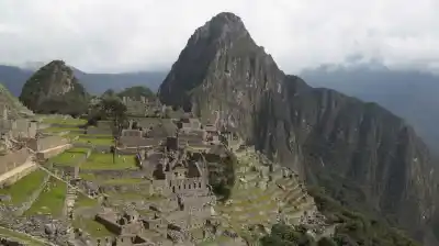 Un incendio avanza cerca de Machu Picchu: un muerto, dos heridos y la ruta turística en peligro