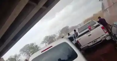 Granizo sorpresa en la ruta a Güemes: conductores terminaron refugiados bajo un puente en obra