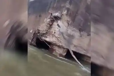 Un remolcador paraguayo chocó contra el Puente Chaco-Corrientes y varias barcazas quedaron a la deriva