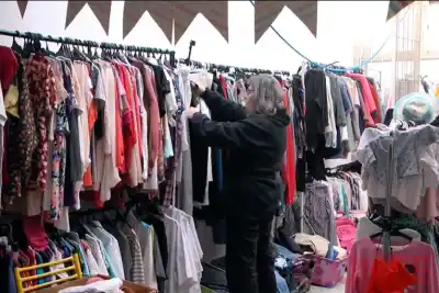 Abre la feria de ropa que sostiene una causa solidaria en Paraná: los precios que sorprenden