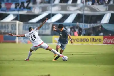 Ganaba Atlético, pero Barracas lo dio vuelta en la última jugada y desató la bronca en el José Fierro
