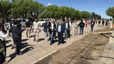 Llaryora cerró su recorrido por Río Cuarto con una lluvia de anuncios en Malena