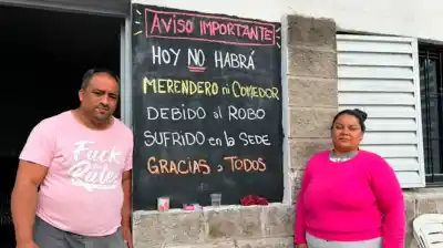 Barretearon la puerta, cargaron todo en un carro y escaparon: el merendero que dejó a decenas de chicos sin comer