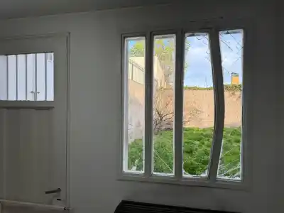 Forzaron la puerta trasera de una peluquería en pleno mediodía: así entraron