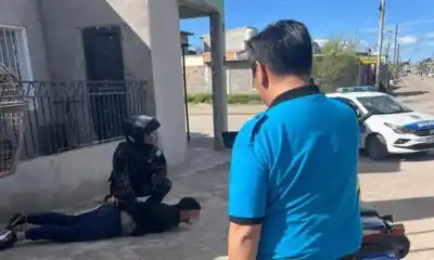 Lo esperaban en un control en Trelew y terminó corriendo por los techos del barrio INTA