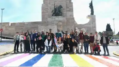 Rosario amaneció con los colores del arcoíris en pleno centro: el motivo