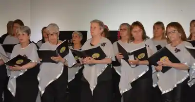Cantó sin saber afinar a los 70 y terminó en un escenario internacional: cómo entrar al coro que la cambió