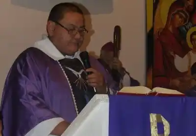 Le confesó a su arzobispo lo que un cura le hizo en una pieza: a las tres semanas, lo nombraron párroco