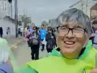 Caminó 60 kilómetros bajo la lluvia para cumplir un deseo que esperó toda la vida