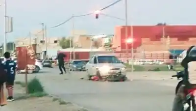 Un motociclista chocó en una esquina con semáforos de Viedma: la investigación apunta a una maniobra clave