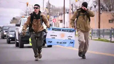 Caminaron 80 km de noche a -7 grados y una bandera los esperaba en Cutral Co