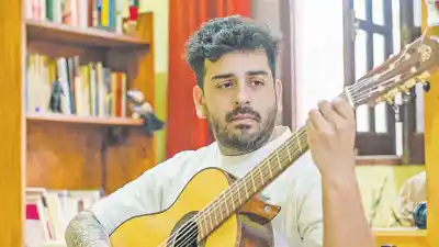 El guitarrista de Valle Viejo que se animó a cantar y hoy no para de sonar