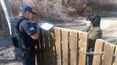 Un sargento y un cabo recorren a pie y en bici el corazón del campo neuquino: así es el trabajo que casi nadie ve
