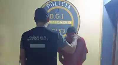 Buscaban al ladrón de los matafuegos y al detenerlo le encontraron algo más