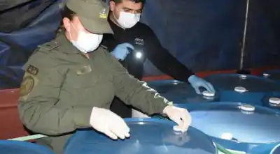 Dos camiones cruzaron la frontera con 191 tambores: lo que encontraron adentro los dejó en juicio oral