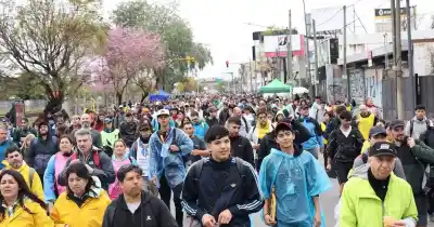 Caminaron 60 km bajo la lluvia: la historia de las tres hermanas que llegaron a Luján con los pies destrozados