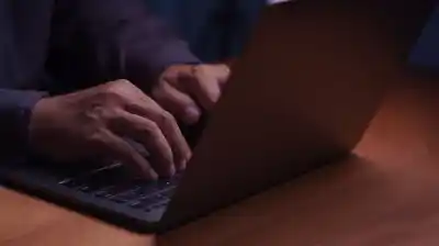 El MIT entrenó una IA para leer conversaciones de crisis: qué palabras delata el riesgo