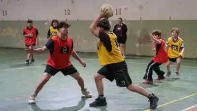 Bariloche tiene un equipo del deporte que nació para mujeres y casi nadie conoce acá