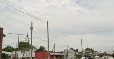 Iba a tomar el colectivo y dos motochorros la atacaron a golpes: el detalle que usaron para reduirla