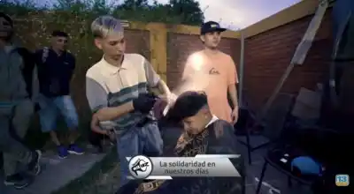 El barbero de Pocito que sale en bici a regalar cortes y ya tiene un pedido especial