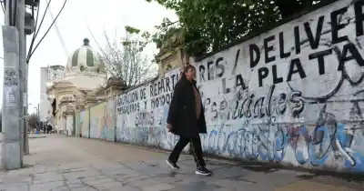 La campaña por las veredas de La Plata: la historia que esconden las baldosas rotas