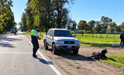 Una moto con dos chicos a bordo chocó contra una Hilux en la ruta 65: uno terminó internado en el Hospital de Niños