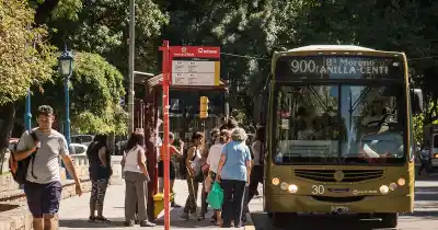 Mendoza pone $410.000 millones para los colectivos y el boleto queda en la cuerda floja