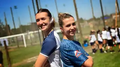 Dos hermanas se enfrentaron en la Liga F7 y una plancha terminó en tres días de silencio