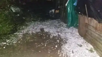 El granizo sorprendió a Santa Clara y El Piquete: las calles quedaron cubiertas de hielo