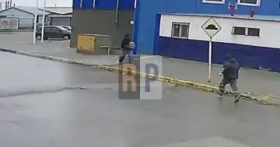 La siguió, la tomó del cuello y la tiró al piso: todo quedó grabado en Garibaldi al 3100