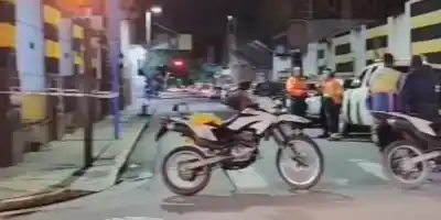 Se desprendió material de un balcón en el centro y las autoridades tomaron medidas urgentes