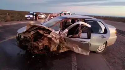 Ruta del Petróleo: chocaron de frente en el cruce de Benito Machado y el Astra terminó volcado