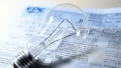 Debía 3 años de cuota alimentaria y ahora le va a llegar el cobro en la boleta de luz
