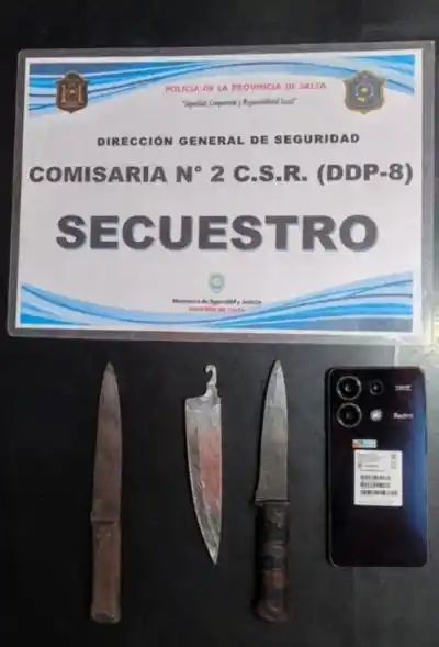 Dos mujeres atacaron a un jubilado con cuchillos y se llevaron su celular: ¿qué encontraron al detenerlas?
