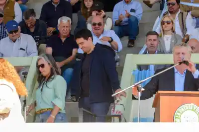 Llegó tarde al acto, lo mandaron a la tribuna y se fue justo cuando hablaba Ziliotto