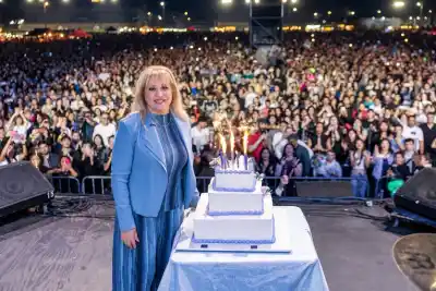 San Miguel de Tucumán sopló las 341 velitas y sobre el escenario pasó algo que nadie esperaba